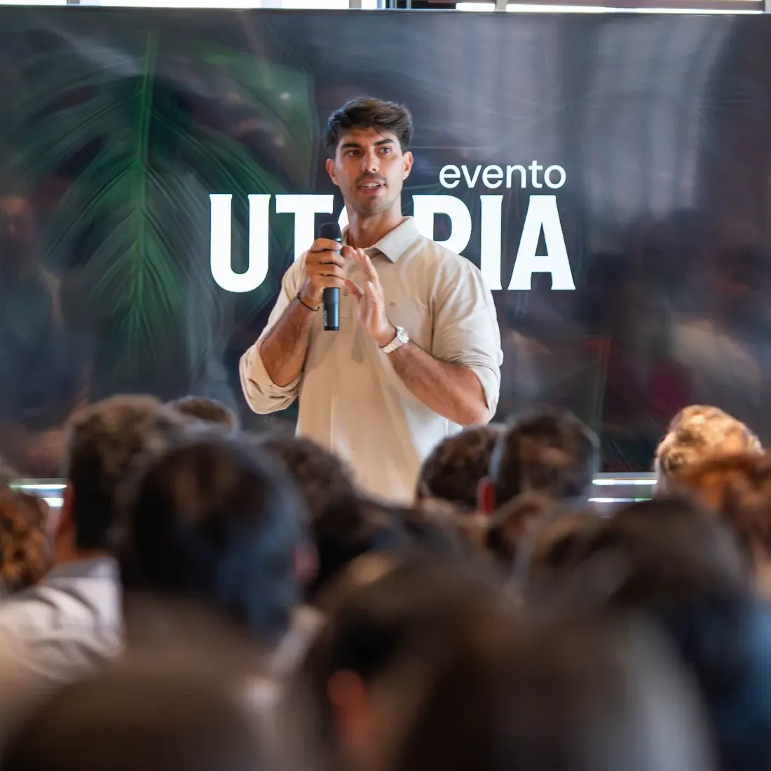 Juancar Mostajo en una edición anterior del evento Utopía, con la sala llena